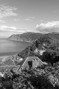Lynmouth 'un kuzey Devon sahilindeki Exmoor Ulusal Parkı' ndaki manzara fotoğrafı.