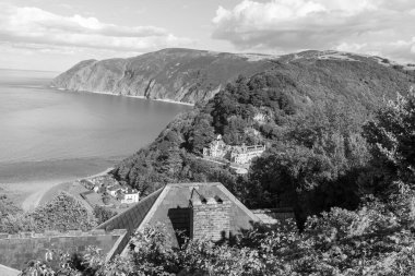 Lynmouth 'un kuzey Devon sahilindeki Exmoor Ulusal Parkı' ndaki manzara fotoğrafı.