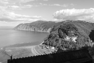 Lynmouth 'un kuzey Devon sahilindeki Exmoor Ulusal Parkı' ndaki manzara fotoğrafı.