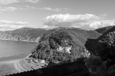 Lynmouth 'un kuzey Devon sahilindeki Exmoor Ulusal Parkı' ndaki manzara fotoğrafı.