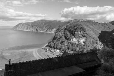 Lynmouth 'un kuzey Devon sahilindeki Exmoor Ulusal Parkı' ndaki manzara fotoğrafı.