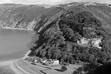 Lynmouth 'un kuzey Devon sahilindeki Exmoor Ulusal Parkı' ndaki manzara fotoğrafı.