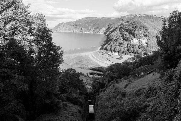 Lynmouth 'un kuzey Devon sahilindeki Exmoor Ulusal Parkı' ndaki manzara fotoğrafı.
