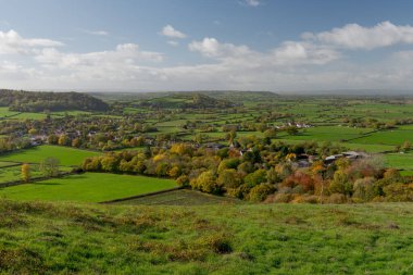 Compton Dundon 'daki Somerset seviyesindeki sonbahar renklerinin manzara fotoğrafı