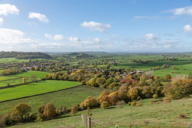 Compton Dundon 'daki Somerset seviyesindeki sonbahar renklerinin manzara fotoğrafı