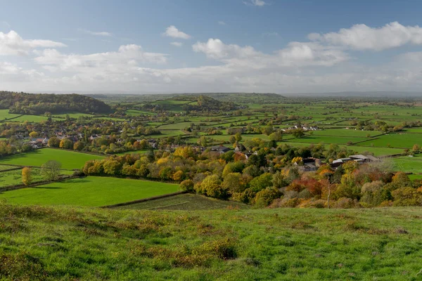 Compton Dundon 'daki Somerset seviyesindeki sonbahar renklerinin manzara fotoğrafı