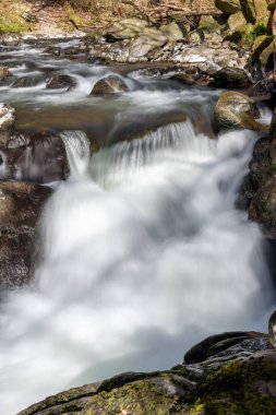 Doğu Lyn nehrinin üzerinde Exmoor Ulusal Parkı 'ndaki Watersmeet' te akan şelalenin uzun pozu