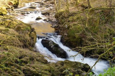 Doğu Lyn nehrinin üzerinde Exmoor Ulusal Parkı 'ndaki Watersmeet' te akan şelalenin uzun pozu