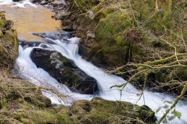 Doğu Lyn nehrinin üzerinde Exmoor Ulusal Parkı 'ndaki Watersmeet' te akan şelalenin uzun pozu