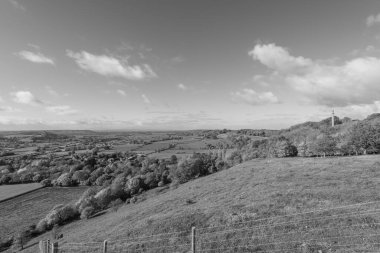 Amiral Hood Anıtı 'ndaki sonbahar renklerinin Somerset seviyesindeki Compton Dundon manzaralı fotoğrafı.