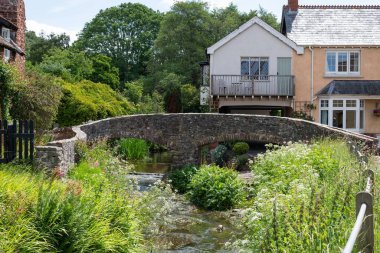 Exmoor Ulusal Parkı 'ndaki Allerford yük beygiri köprüsünün fotoğrafı