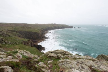 Cornwall 'daki Lands End' deki kayalıkların manzara fotoğrafı