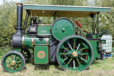 Dorchester.Dorset.Birleşik Krallık. 6 Ağustos 2025. 1927 'de restore edilen Küçük Atom adlı Wallis ve Steevens çekici motoru Dorset County şovunda sergileniyor.