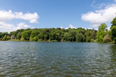 Stourton. Wiltshire. Birleşik Krallık. 25 Mayıs 2025. Wiltshire Stourhead Gardens 'taki gölün manzaralı fotoğrafı.