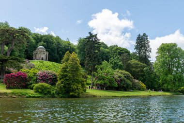 Stourton. Wiltshire. Birleşik Krallık. 25 Mayıs 2025. Wiltshite 'deki Stourhead Gardens' taki göle bakan Apollo tapınağının fotoğrafı.