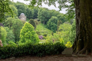 Stourton. Wiltshire. Birleşik Krallık. 25 Mayıs 2025. Apollo 'nun Wiltshire' daki Stourhead Gardens 'taki göle bakan tapınağı.