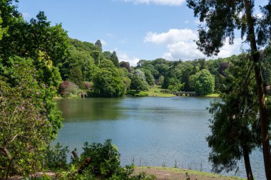 Stourton. Wiltshire. Birleşik Krallık. 25 Mayıs 2025. Wiltshire Stourhead Gardens 'taki gölün manzaralı fotoğrafı.