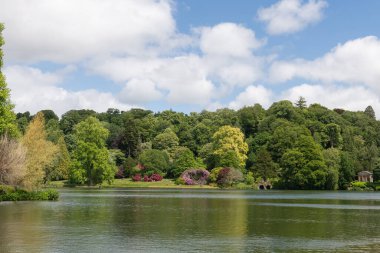 Stourton. Wiltshire. Birleşik Krallık. 25 Mayıs 2025. Wiltshire Stourhead Gardens 'taki gölün manzaralı fotoğrafı.