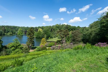 Stourton. Wiltshire. Birleşik Krallık. 25 Mayıs 2025. Wiltshire 'daki Stourhead Gardens' ta yüksek açılı göl manzaralı.
