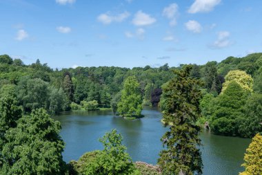 Stourton. Wiltshire. Birleşik Krallık. 25 Mayıs 2025. Wiltshire 'daki Stourhead Gardens' ta yüksek açılı göl manzaralı.