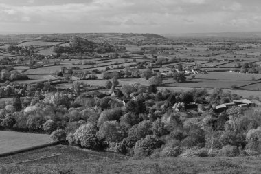 Somerset Düzey 'deki Compton Dundon köyünün manzara fotoğrafı.
