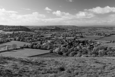 Somerset Düzey 'deki Compton Dundon köyünün manzara fotoğrafı.