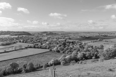 Somerset Düzey 'deki Compton Dundon köyünün manzara fotoğrafı.
