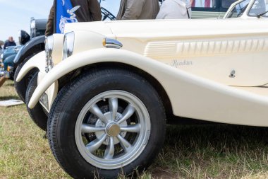 Dorchester.Dorset. Birleşik Krallık. 5 Ekim 2025. 1968 'den bir GP Madison tekne kuyruğu aracı Dorset County Show' da sergileniyor.