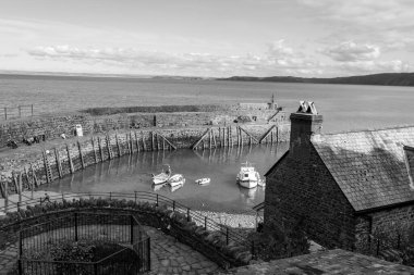 Clovelly. Devon. Birleşik Krallık. 28 Eylül 2024. Kuzey Devon sahilindeki Clovelly rıhtımının fotoğrafı.