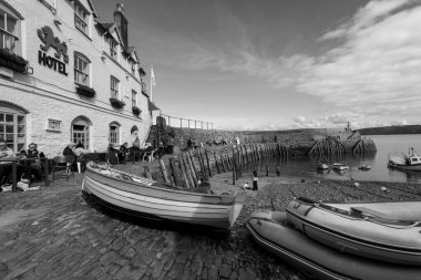 Clovelly. Devon. Birleşik Krallık. 28 Eylül 2024. Kuzey Devon sahilindeki Clovelly rıhtımının fotoğrafı.