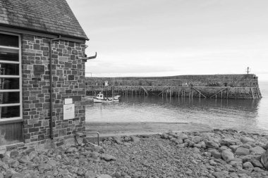 Clovelly. Devon. Birleşik Krallık. 28 Eylül 2024. Kuzey Devon sahilindeki Clovelly rıhtımının fotoğrafı.
