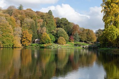 Stourton. Wiltshire. Birleşik Krallık. 26 Ekim 2024. Wiltshire 'daki Stourhead Bahçeleri' ndeki gölün sonbahar renklerinin görüntüsü.
