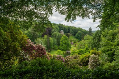 Stourton. Wiltshire. Birleşik Krallık. 25 Mayıs 2025. Apollo 'nun Wiltshire' daki Stourhead Gardens 'taki göle bakan tapınağı.