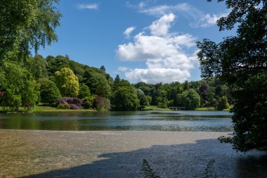 Stourton. Wiltshire. Birleşik Krallık. 25 Mayıs 2025. Wiltshire Stourhead Gardens 'taki gölün manzaralı fotoğrafı.