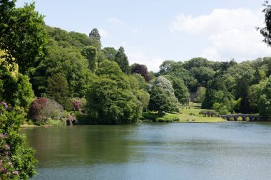 Stourton. Wiltshire. Birleşik Krallık. 25 Mayıs 2025. Wiltshire Stourhead Gardens 'taki gölün manzaralı fotoğrafı.