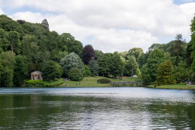 Stourton. Wiltshire. Birleşik Krallık. 25 Mayıs 2025. Wiltshire Stourhead Gardens 'taki gölün manzaralı fotoğrafı.