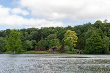 Stourton. Wiltshire. Birleşik Krallık. 25 Mayıs 2025. Wiltshire Stourhead Gardens 'taki gölün manzaralı fotoğrafı.