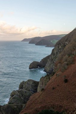 Sonbaharda Woody Körfezi 'ndeki Kuzey Devon sahil şeridinin güneybatı kıyısından görüntü.