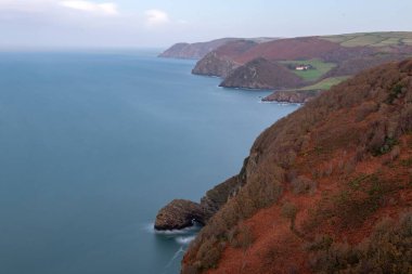 Sonbaharda Woody Körfezi 'ndeki Kuzey Devon sahil şeridinin güneybatı kıyısından görüntü.