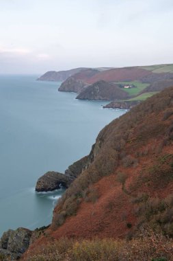 Sonbaharda Woody Körfezi 'ndeki Kuzey Devon sahil şeridinin güneybatı kıyısından görüntü.