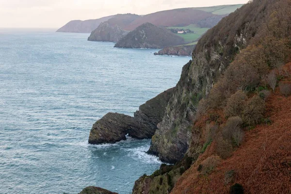 Sonbaharda Woody Körfezi 'ndeki Kuzey Devon sahil şeridinin güneybatı kıyısından görüntü.