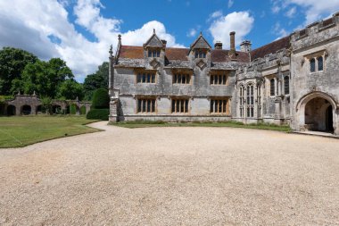 Athelhampton. Dorset. Birleşik Krallık. 2 Temmuz 2025. Dorset 'teki Athelhampton evinin fotoğrafı.