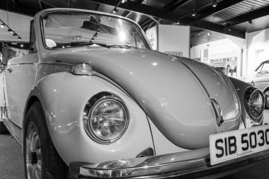 Sparkford. Somerset. Birleşik Krallık. 12 Ocak 2025. 1979 'dan kalma üstü açık Volkswagen Beetle, Somerset' teki Haynes Motor Müzesi 'nde sergileniyor.