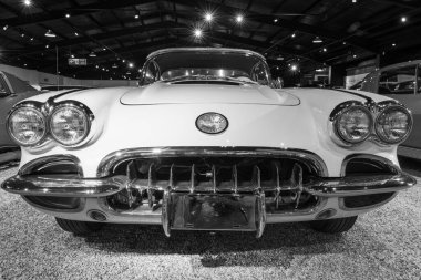 Sparkford. Somerset. Birleşik Krallık. 12 Ocak 2025. 1960 yılından bir Chevrolet Corvette Somerset Haynes Motor Müzesi 'nde sergileniyor.