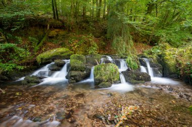 Exmoor Ulusal Parkı 'ndaki Watersmeet' te Hoar Oak Nehri 'nde uzun süre bir şelale görüldü.