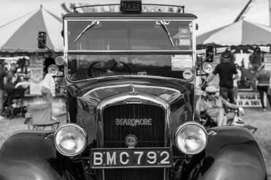 Dorchester. Dorset. Birleşik Krallık. Eylül 2025. 1935 'ten kalma nadir bir Beardmore taksisi Dorset County Show' da sergileniyor.