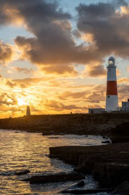 Dorset 'teki Portland Bill deniz fenerinde güneşin batışının fotoğrafı