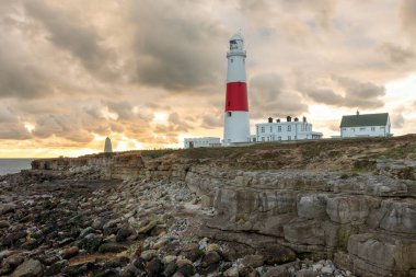 Dorset 'teki Portland Bill deniz fenerinde güneşin batışının fotoğrafı