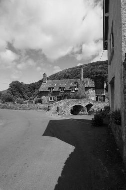 Exmoor Ulusal Parkı 'ndaki Allerford yük beygiri köprüsünün fotoğrafı