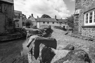 Exmoor Ulusal Parkı 'ndaki Allerford yük beygiri köprüsünün fotoğrafı